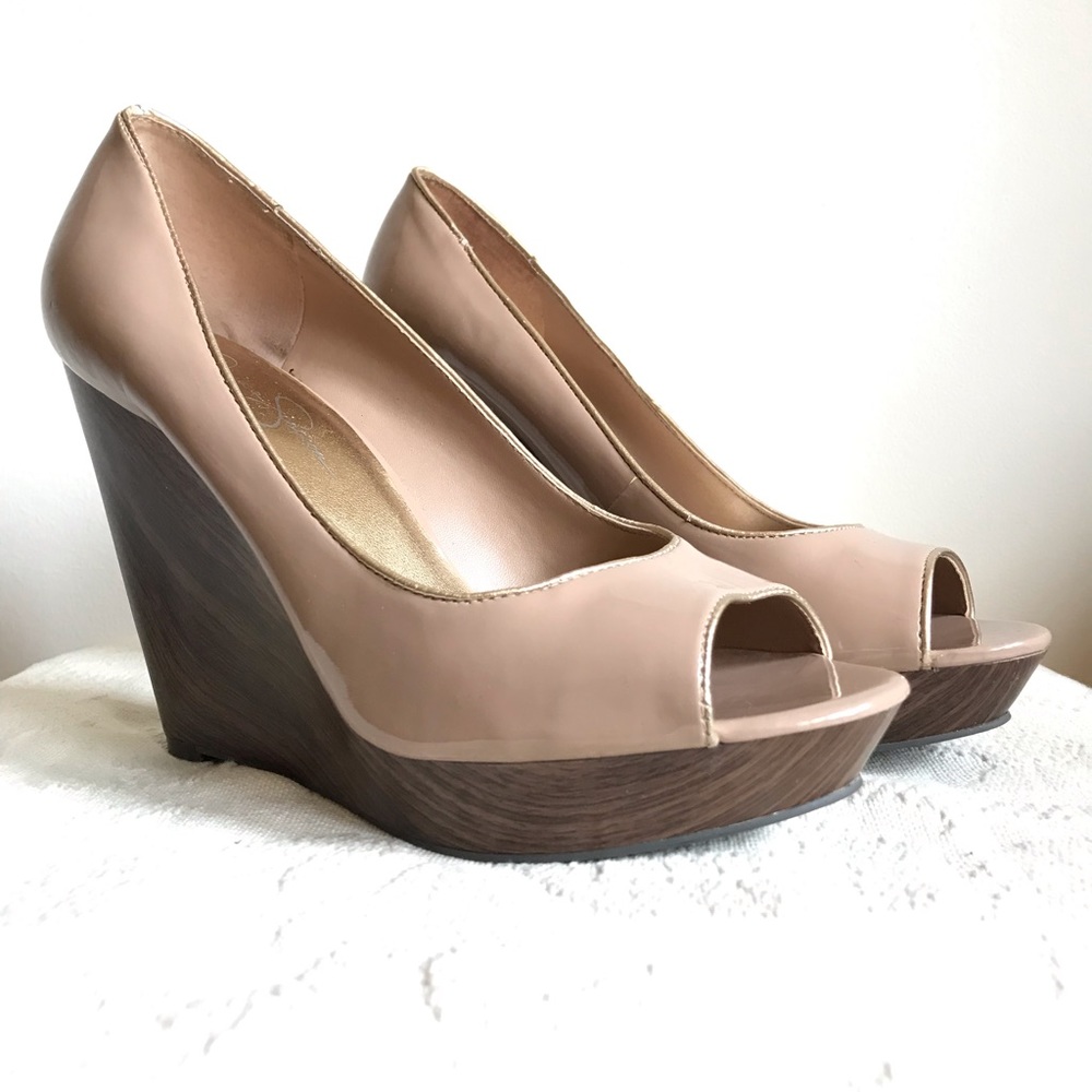 Nude shiny open-toed wedge